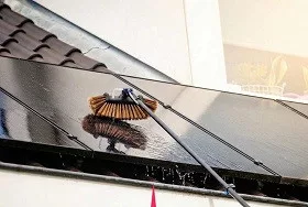 4,6 m-es 5:1-ben teleszkópos napelem tisztító kefe vegyszeradagolóval, acél nyéllel + ajándék 750 ml M290L Solar Shine napelemtisztító koncentrátum