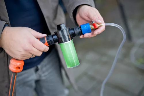 4,6 m-es 5:1-ben teleszkópos napelem tisztító kefe vegyszeradagolóval, acél nyéllel + ajándék 750 ml M290L Solar Shine napelemtisztító koncentrátum